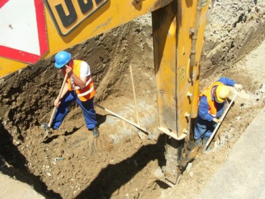 Angajaţii RAJA, loviţi cu pumnii şi lopata de un scandalagiu din Palazu Mare